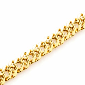 Puede incluir: Un collar de cadena de oro con un estilo de eslab&oacute;n curb. La cadena est&aacute; hecha de oro macizo y tiene un acabado pulido.