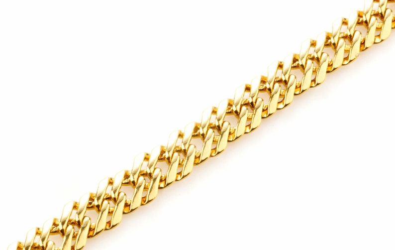 Puede incluir: Un collar de cadena de oro con un estilo de eslab&oacute;n curb. La cadena est&aacute; hecha de oro macizo y tiene un acabado pulido.