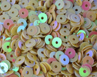Lentejuelas redondas sueltas: Brillo iridiscente beige cálido para disfraces y manualidades (tamaños de 3 mm a 6 mm, orificio central, paquete a granel)