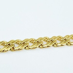 Puede incluir: Un brazalete de cadena dorada con un dise&ntilde;o de eslabones curb.