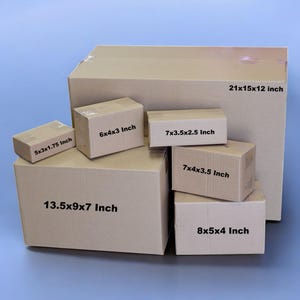 K&ouml;nnte beinhalten: Sechs Kartons in verschiedenen Gr&ouml;&szlig;en, mit in Zoll angegebenen Ma&szlig;en. Der gr&ouml;&szlig;te Karton ist 21x15x12 Zoll gro&szlig;, der kleinste 5x3x1,75 Zoll.