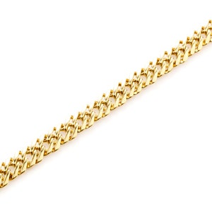 Puede incluir: Un collar de cadena de oro con un dise&ntilde;o de eslabones curb.