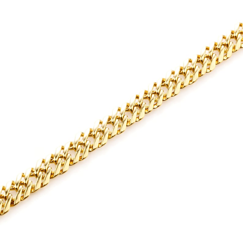 Puede incluir: Un collar de cadena de oro con un dise&ntilde;o de eslabones curb.