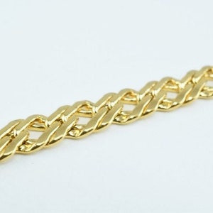 Puede incluir: Un collar de cadena de oro con un dise&ntilde;o de eslabones gruesos y robustos.