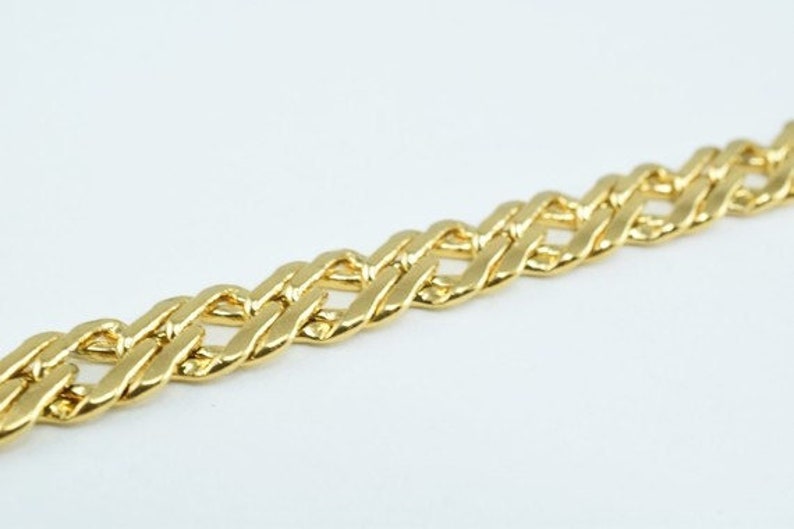 Puede incluir: Un collar de cadena de oro con un dise&ntilde;o de eslabones gruesos y robustos.