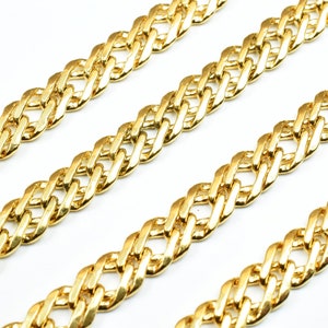 Puede incluir: Tres hebras de cadena de oro con un patr&oacute;n de eslabones curb.
