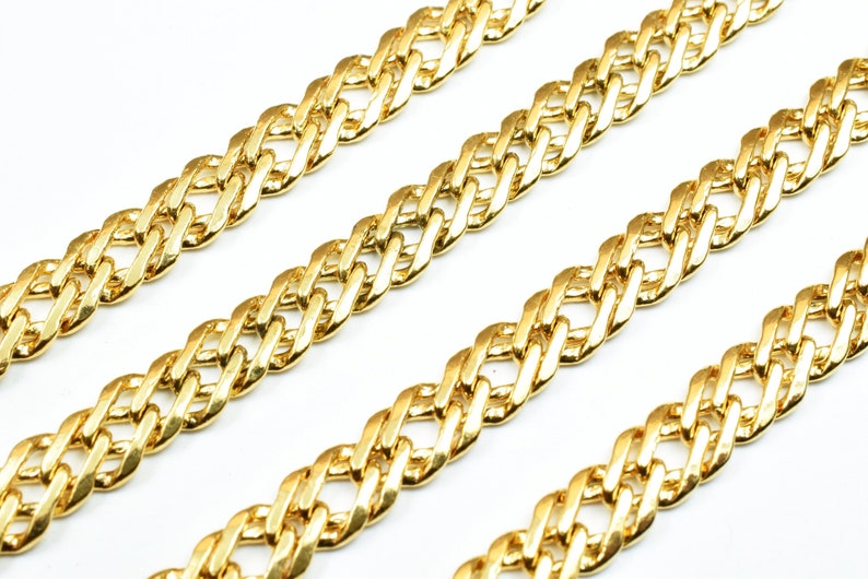 Puede incluir: Tres hebras de cadena de oro con un patr&oacute;n de eslabones curb.