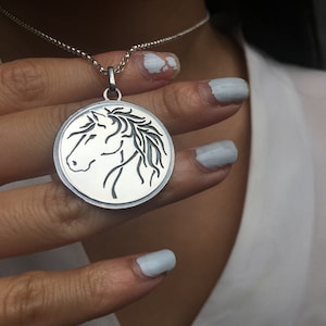 Collar con colgante de cabeza de caballo de plata. Collar de plata con cabeza de caballo. Collar ecuestre. Joyería equina. Regalo para amantes de los caballos. Joyería con cabeza de caballo.