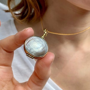 Gold Medaillon Vintage Gold Medaillon Gravierte Gold Medaillon Anhänger Zierliche Gold Medaillon Charme Gold Medaillon Minimalist Gold Medaillon Schmuck