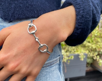 Pulsera de plata de ley con diseño de bocado de caballo para amantes de la equitación. Pulsera con bocado de filete. Joyería ecuestre personalizada. Pulsera rígida ecuestre grabada.