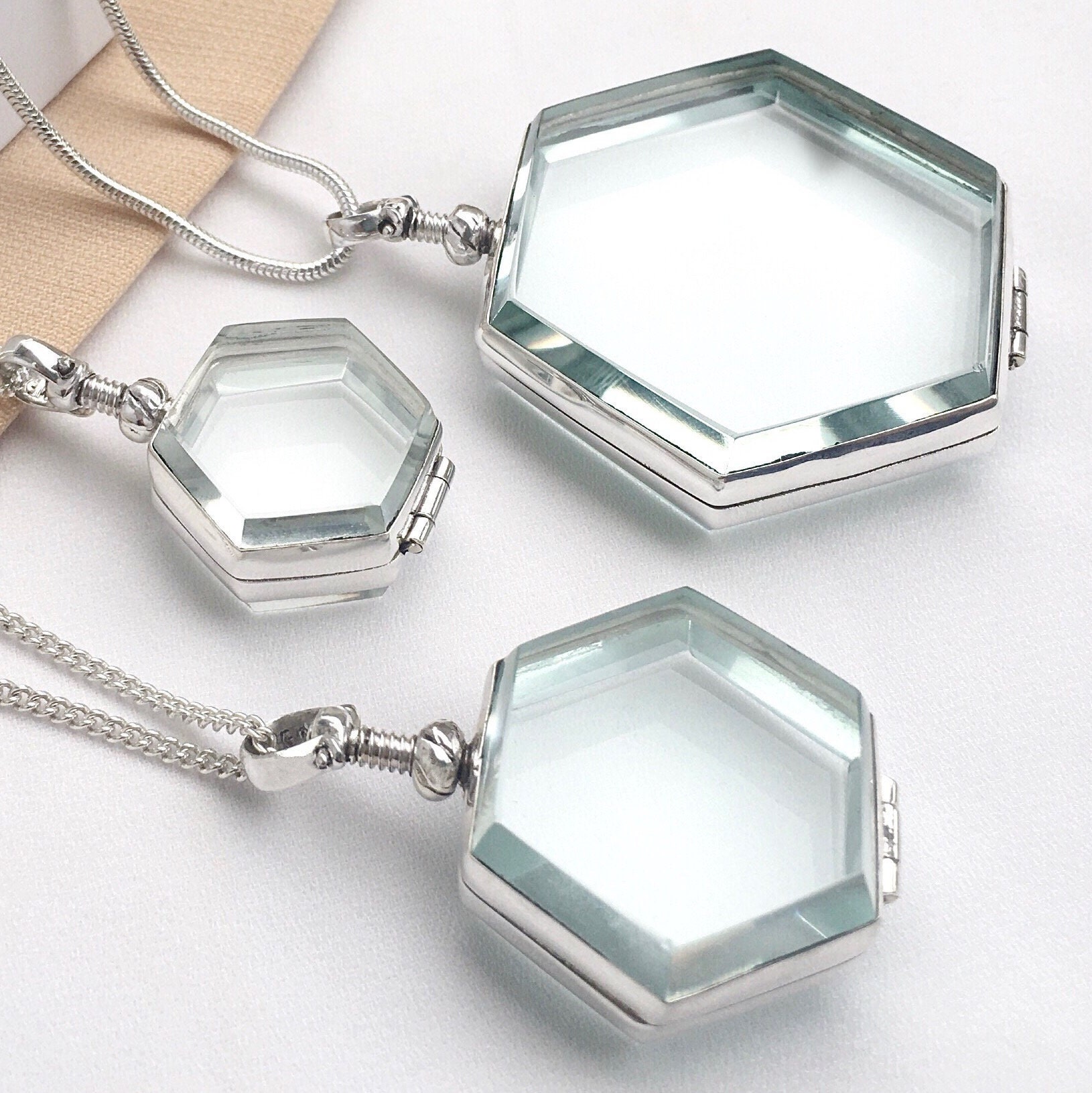 Floating Memory Glass Locket Pendant Necklace With Bead Chains DIY Jewelry  For Women In Magnetic Charm 2021 From Toponewholesaler, $1.08 | DHgate.Com