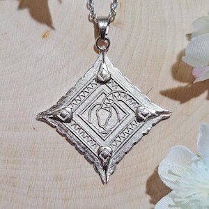 Dragon Age Veilguard - Neve Hat Necklace Keychain
