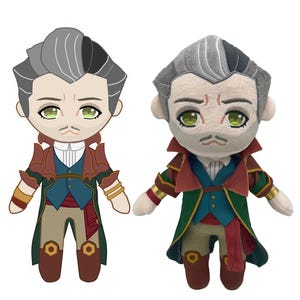 Puede incluir: Un juguete de peluche de un personaje con pelo gris, una chaqueta roja y verde y pantalones marrones. El juguete est&aacute; de pie con los brazos extendidos.