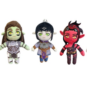 Pu&ograve; includere: Cinque peluche che rappresentano diversi personaggi fantasy. I personaggi sono un elfo viola, un goblin verde, un elfo blu, un demone rosso e un elfo bianco. Ogni peluche &egrave; alto circa 25 cm e ha un design unico.