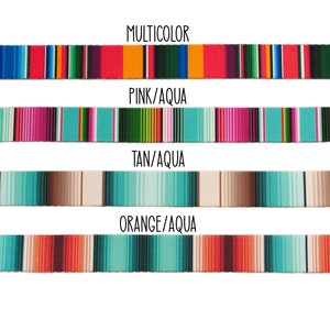 Op de afbeelding: Vier verschillende gestreepte stofstalen met de woorden "MULTICOLOR", "PINK/AQUA", "TAN/AQUA" en "ORANGE/AQUA" gedrukt boven elk staal.