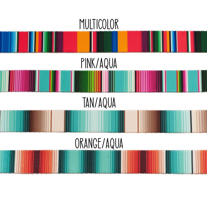 Op de afbeelding: Vier verschillende gestreepte stofstalen met de woorden "MULTICOLOR", "PINK/AQUA", "TAN/AQUA" en "ORANGE/AQUA" gedrukt boven elk staal.