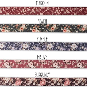 Puede incluir: Cinco muestras de cinta con estampado floral en diferentes colores: granate, melocot&oacute;n, morado, malva y burdeos.