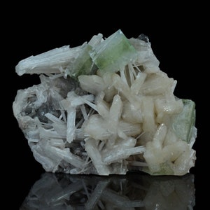 Flouro APOFILITA VERDE brilhante com aglomerado de cristais de escolecita, estilbita e lomantita na matriz. Amostra mineral 4 em 1.