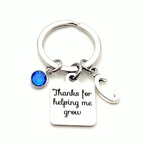 Gracias por ayudarme a crecer Llavero para maestro, regalo para proveedor de guardería, niñera, asesor, llavero, regalo de cumpleaños, inicial personalizada
