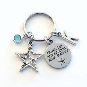 Regalo de inspiración para el llavero de la mejor amiga, llavero de hija, nunca dejes que nadie opaque tu brillo llavero letra inicial su piedra de nacimiento estrella