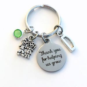 Gracias por ayudarnos a crecer Llavero, Regalo para Au Pair Llavero, Llavero de Niñera, Letra Hombres Él Piedra de Nacimiento Regalo Inicial Maestro Joyería