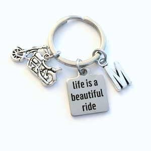 La vida es un hermoso viaje Llavero, Llavero de motocicleta, Llavero de motociclista, Regalo para hombre o mujer, Regalo del Día del Padre Letra inicial de mamá personalizada