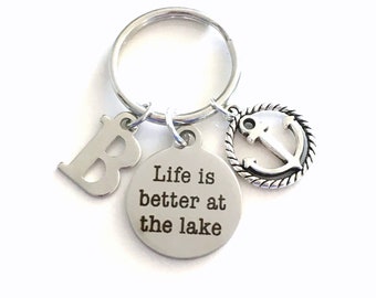 See Schlüsselbund Geschenk, das Leben ist besser am See Schlüsselanhänger, Cottage Schlüsselanhänger, Ruhestand Schlüsselbund, individuell mit Initiale, Fischer Geschenk
