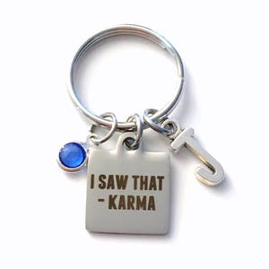 Vi eso - Llavero de karma, regalo para el mejor amigo, llavero con cita, amuleto kármico, joyería con inicial de letra, piedra de nacimiento para su niña