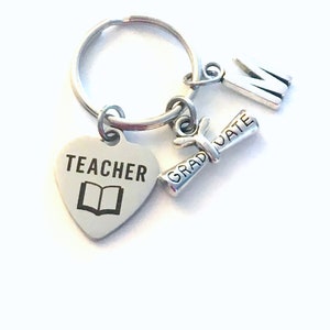 Regalo de graduación de maestro, llavero de título de educación 2025, regalo para estudiante de enseñanza, llavero de graduado, inicial de graduado, ella, él, 2026