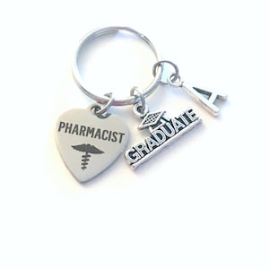 Regalo de graduación de farmacéutico, llavero de farmacia, regalo para graduados de farmacia 2025, llavero de graduación, letra inicial "ella" para hombres y mujeres 2026