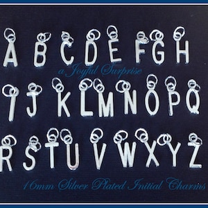 Ajoutez une breloque initiale / breloque lettre 16 mm x 7 mm 1/2 po. / Plaqué argent antique / pendentif monogramme / lettre majuscule