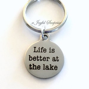 Het leven is beter aan het meer sleutelhanger, sleutelhanger cottage, sleutelhanger pensioen, sleutels vakantie huis Lakehouse, cadeau vader moeder cadeau