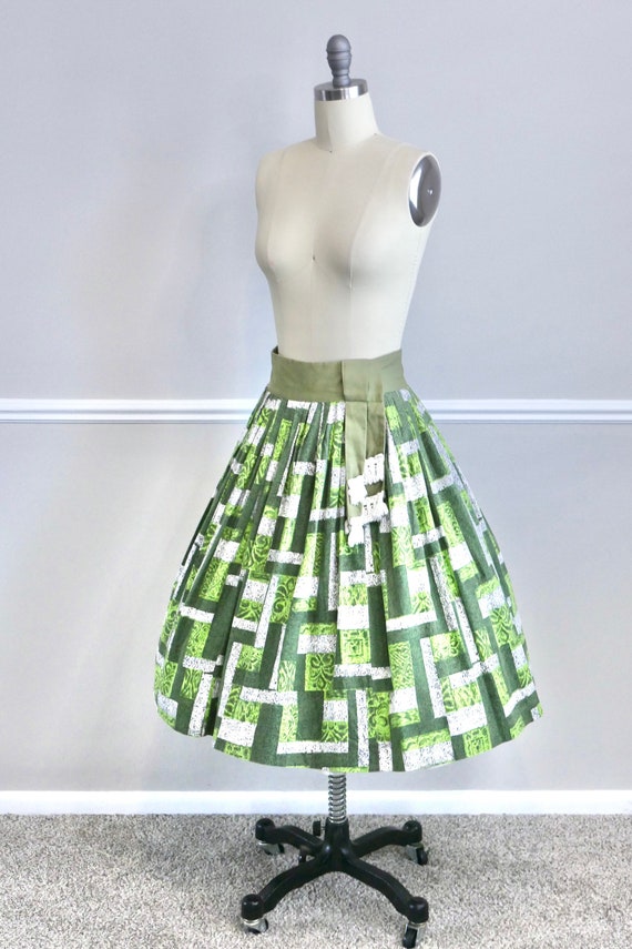 Vintage 1950s Novelty Print Circle Skirt / 50s re… - image 4