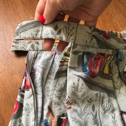 Vintage shops 1950s Novelty Print Circle Skirt / 50s retro full pleated skirt barkcloth size xs s