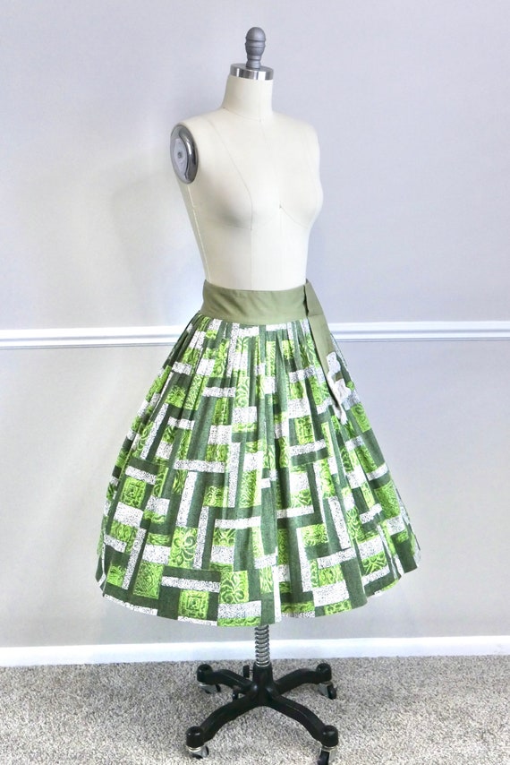 Vintage 1950s Novelty Print Circle Skirt / 50s re… - image 5