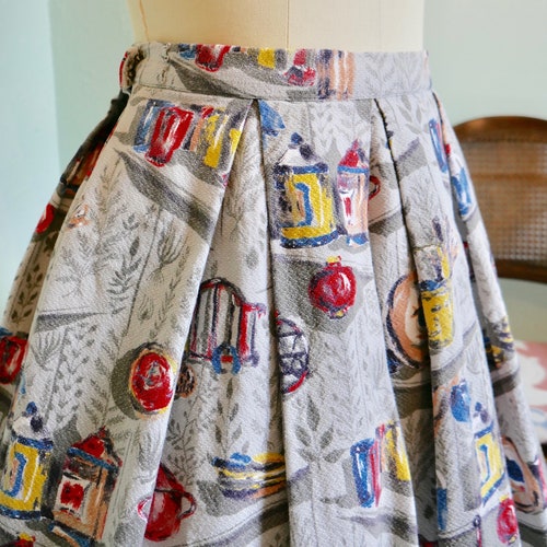 Vintage shops 1950s Novelty Print Circle Skirt / 50s retro full pleated skirt barkcloth size xs s