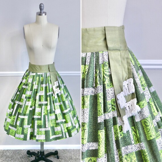 Vintage 1950s Novelty Print Circle Skirt / 50s re… - image 1