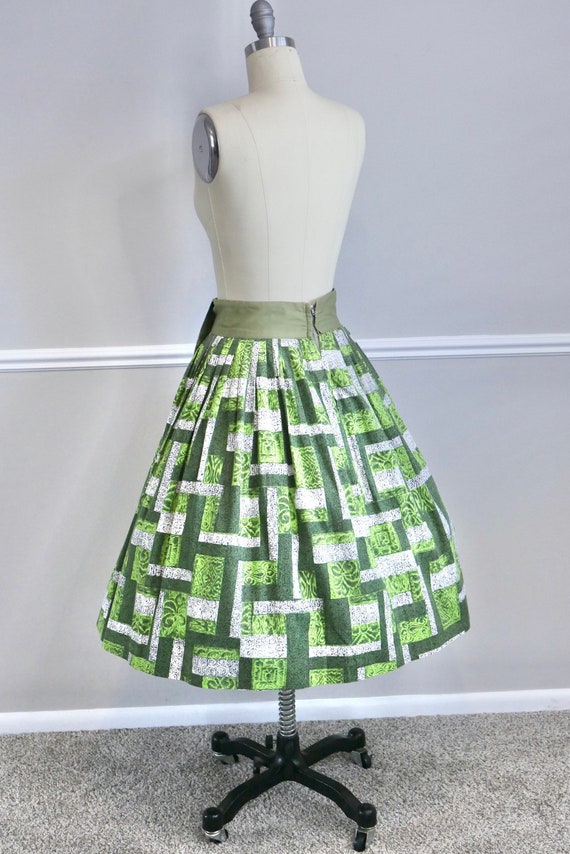 Vintage 1950s Novelty Print Circle Skirt / 50s re… - image 9