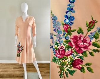 Vintage 1940s Peach Rayon Dress with Floral Embroidery / 40s vtg retro day dress / Size XS