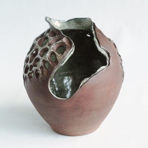 Rote Steingutvase, geschnitztes organisches Design, grün-silbernes Interieur, Kunstkeramik