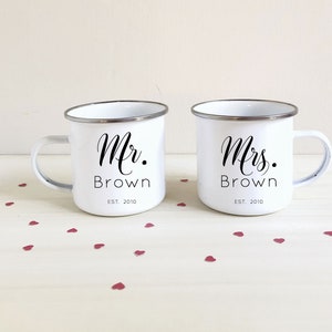 Personalisierte Tassen Set Mr und Mrs, Paar Blechbecher, Mr und Mrs Becher, Nachname des Paares und Datum im Becher, schöne emaillierte Tasse