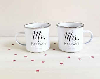 Tazas personalizadas Set Sr. y Sra, Taza de hojalata para pareja, Taza para el señor y la Sra., apellido de la pareja y fecha en la taza, hermosa taza esmaltada