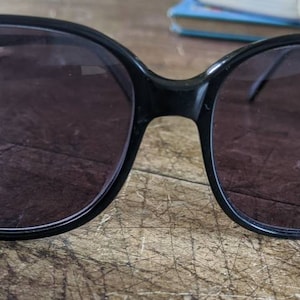 Okulary przeciwsłoneczne z czarnego octanu z lat 80.: lekkie, retro