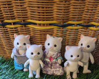 Familia de gatos vintage de Sylvanian Families con muebles