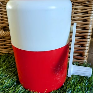 vintage ice machine, ice crusher, Italian ice crusher, retro ice maker, retro kitchen, vintage kitchen , 70s kitchen, red and white kitchen