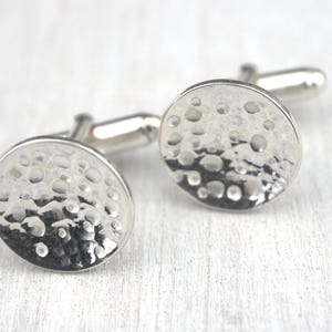 Boutons de manchette lunaires, bijoux pour hommes, bijoux pour hommes, boutons de manchette spatiaux, astronomie, boutons de manchette, texture, cercle, disque, boutons de manchette ronds, argent, selkie image 1