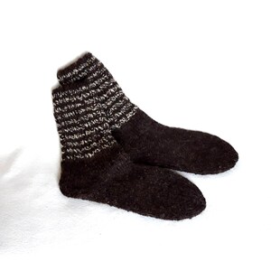 Herrensocken aus 100 % Schafwolle in Naturfarbe (Dunkelbraun) mit Streifen / Geschenk für Männer