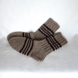 Schafwolle Herrensocken , Naturwolle, Naturfarben, Modell inspiriert von der Natur