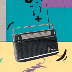 Può includere: Una radio vintage in bianco e nero con la scritta "flora" stampata sul davanti. La radio è appoggiata su una superficie gialla con uno sfondo turchese e viola. Lo sfondo presenta anche simboli e numeri in bianco e nero.