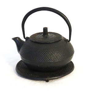 Japanese Tetsubin Iron 16 oz Teapot w/Trivet 5 1/2&quot;T x 6 1/2 L x 5&quot; A With Hobnail Design on Outside Leaf Design on the Top w/Makers Mark